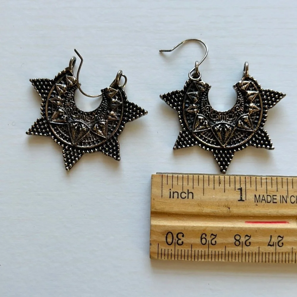 🪄 $5 Blowout Sale Hippie Earrings - Picture 3 of 4